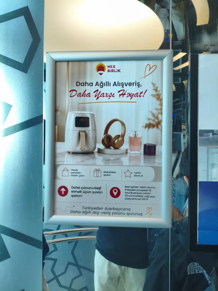 Standdaki ürün temalı tanıtım afişi