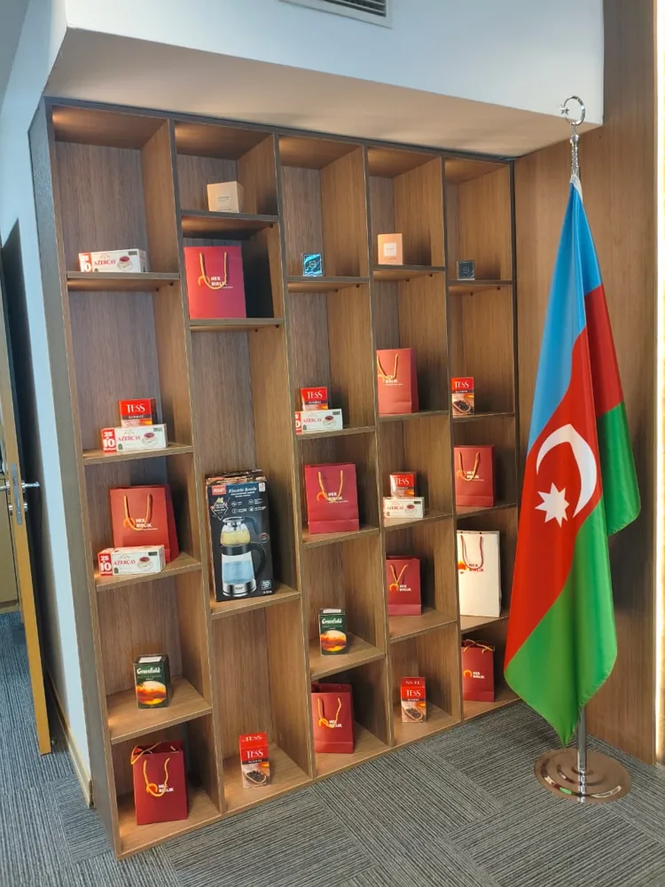Azerbaycan bayrağının yanındaki ürün vitrini