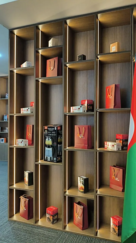 Ahşap raflardaki ürün ambalajları